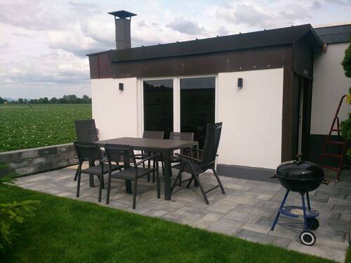 Terrasse und Gartenhaus - 