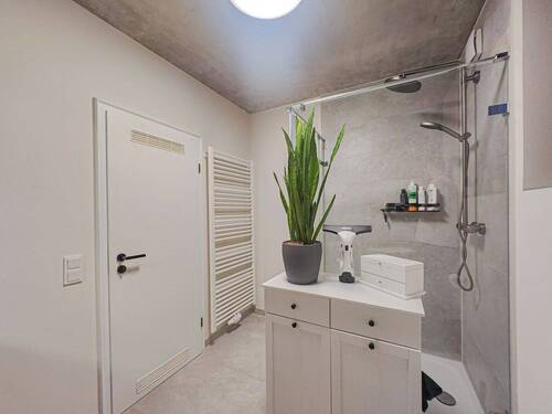 Bad 1 - 2 Zimmer Etagenwohnung zur Miete in Frankfurt am Main / Praunheim