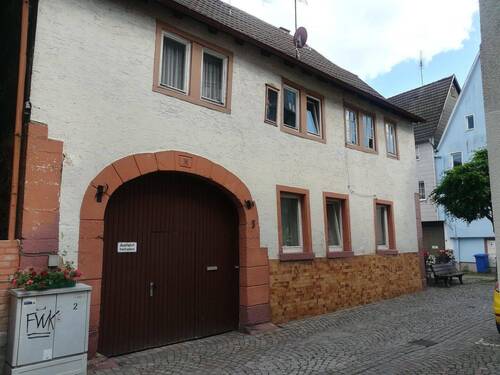 Vorderansicht mit Eingangstor - 7 Zimmer Bauernhaus, Landhaus in Tauberbischofsheim