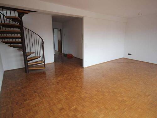 Wohnzimmer mit Treppenaufgang.jpg - 