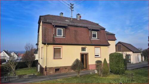 Haus von der Seite - 6 Zimmer Mehrfamilienhaus, Wohnhaus in Wurmberg