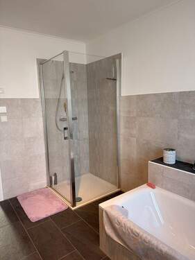 ...und bodentiefer Dusche - 