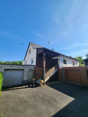 HB1 Ansicht Zufahrt-Hof - Idar-Oberstein Stadteil - viel viel Haus fürs Geld..und jede Menge Grün drum rum