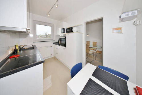 ...und kleinem Esstisch - 