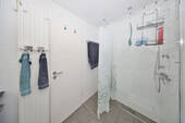 ...mit bodengleicher Dusche - 