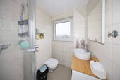 Tageslicht-Gäste-WC mit Dusche - 