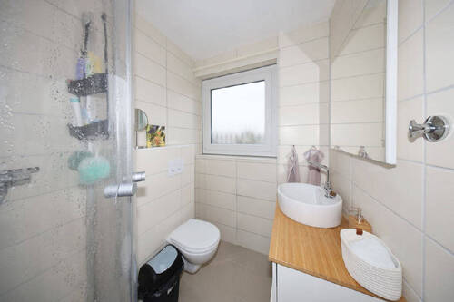 Tageslicht-Gäste-WC mit Dusche - 