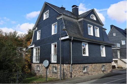 Süd-Ost Ansicht Haus - Einfamilienhaus in zentraler und idyllischer Lage