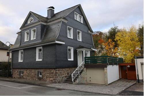 Ost Ansicht Haus - 4 Zimmer Einfamilienhaus zum Kaufen in Bad Berleburg