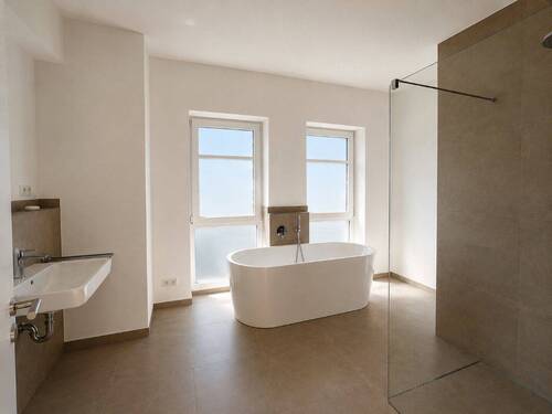Badezimmer - 3 Zimmer Oberwohnung mit Balkon im Villen-Quartier