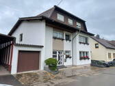 Frontansicht mit Garage - Direkt einziehen - sehr gepflegtes, freistehendes 2-3-Familienhaus