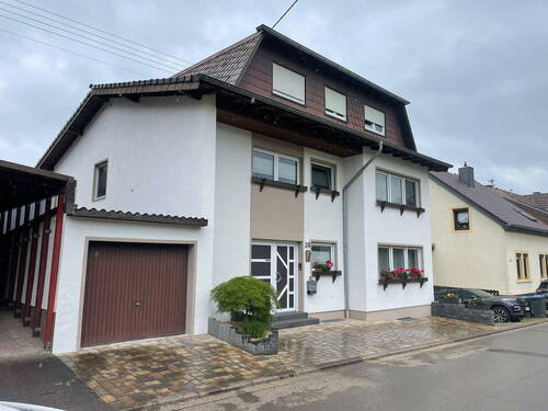 Frontansicht mit Garage - Direkt einziehen - sehr gepflegtes, freistehendes 2-3-Familienhaus