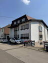 Frontansicht mit Einfahrt - 