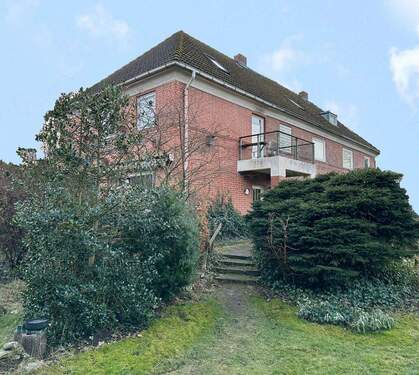 Gartenansicht - Klassischer Rotklinker in idyllischer Lage