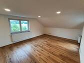 Großes Wohnzimmer mit Parkett - 