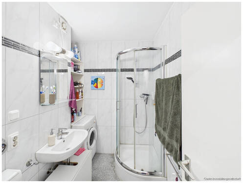 großzügiges Badezimmer - 