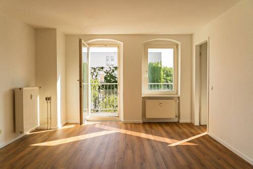Wohnzimmer 4.OG - Absolute Rarität am Helmholtzplatz: 1.5 Zi-Wohnung im 4. OG & 1.5 Zi-DG-Rohling im Privatverkauf