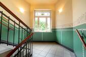 imposantes Treppenhaus Bild 2 - 3 Zimmer Etagenwohnung zum Kaufen in Dresden