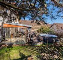 Großzügiges Einfamilienhaus mit Wintergarten, Kaminofen, Garten und 2 Garagen in idyllischer Lage - Gruibingen