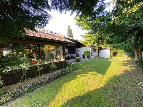 schön angelegter Garten - 