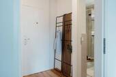 Flur mit Garderobe - 2 Zimmer Etagenwohnung in München