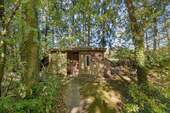 sowie eines geräumigen Gartenhauses - 