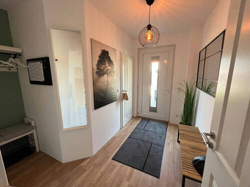 Flur, hell mit viel Platz - 