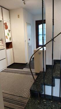 große L-förmige Diele, Treppe - 