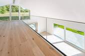 Galerie mit bodentiefen Fenstern und Glasballustrade - 