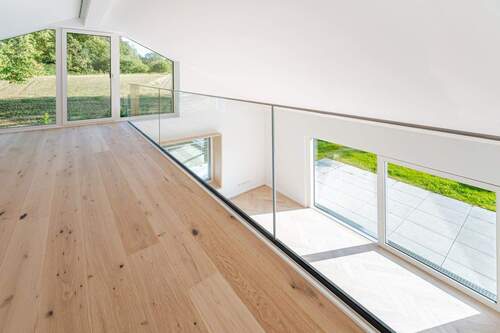 Galerie mit bodentiefen Fenstern und Glasballustrade - 