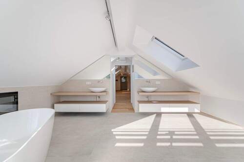 Masterbad mit freistehender Designer-Wanne und elektrischem Kamin - 