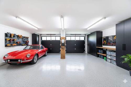 Visualisierung Doppelgarage mit Ladestation und Elektro-Rolltor - 