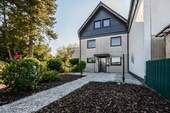 Hausansicht_03 - Großzügiges Reihenhaus in Leverkusen-Rheindorf * 5-Zi * ca. 151,38 m² Wfl. * ca. 84,64 m² Nutzfl. * Einzelgarage * Da...