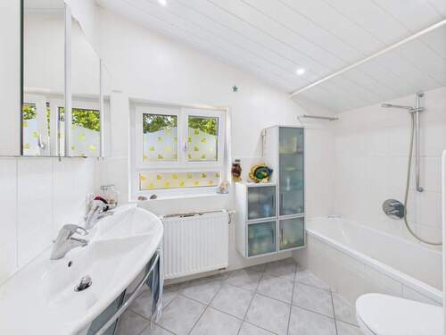 Tageslichtbad mit Wanne - 