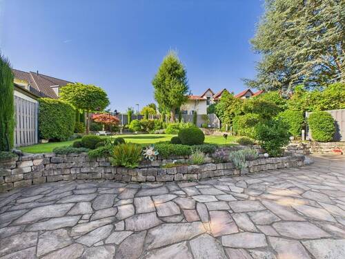 Blick in den Garten - Außergewöhnliches Einfamilienhaus mit Gartenidylle & Doppelgarage - in ruhiger Lage
