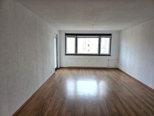 Wohnzimmer mit Balkonausgang. - Etagenwohnung mit 91,00 m&sup2; in Immenstaad am Bodensee zum Kaufen