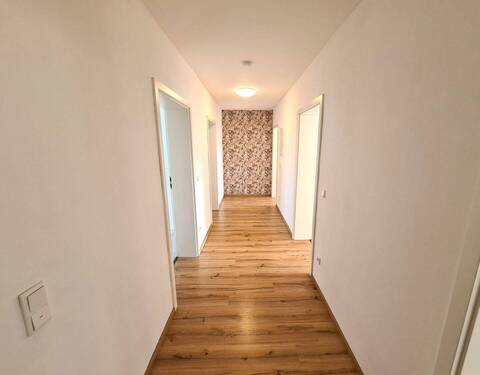 Flur - Provisionsfrei vom Eigentümer in der Innenstadt, eine sehr gepflegte 4-Zimmerwohnung im 2.OG eines 3-Familienhauses.