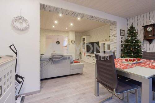 Perspektive vom Esszimmer in den Wohnbereich - 