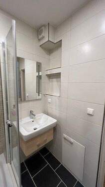 Waschbecken und Ablagefläche - 