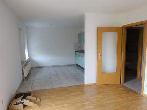 Wohnzimmer, offene Küche - 2 Zimmer Etagenwohnung zur Miete in Gera