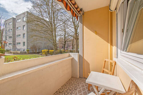 Sonniger Süd-Balkon mit manueller Markise - 