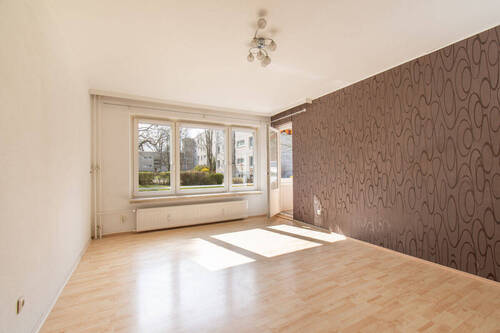 Heller Wohn-/ Essbereich mit Zugang zum Balkon - 3 Zimmer Etagenwohnung zum Kaufen in Hamburg