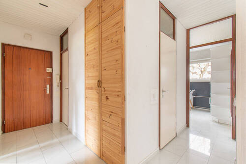 Einladender Flur mit Fliesen in Hochglanz Mamoroptik - 3 Zimmer Etagenwohnung in Hamburg