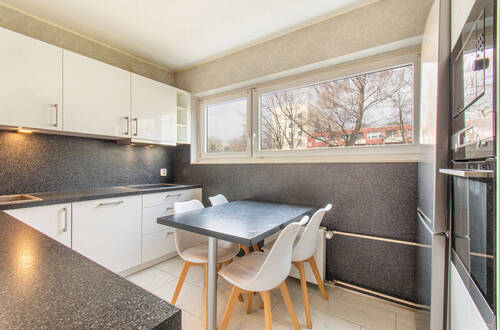 Moderne Einbauküche mit hochwertigen Elektrogeräten - 