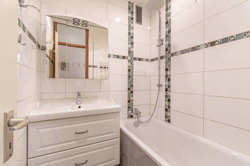 Wannenbad mit Regendusche - 