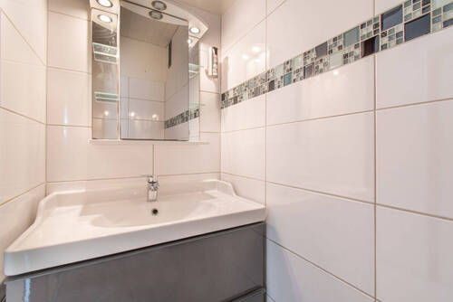 Separates WC mit stilvollem Unterschrank - 