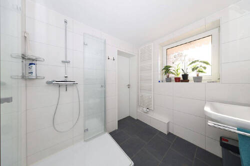 Duschbad mit Fußbodenheizung - 
