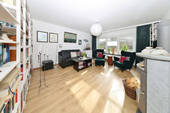 Helles Wohnzimmer mit... - 