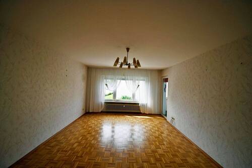 Wohnzimmer mit Zugang zur Loggia - 