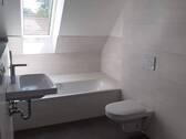 Tageslichtbad mit Wanne und Dusche - 